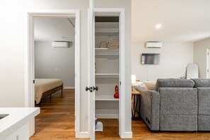 Escritorio, tabla de planchar con plancha, wifi y ropa de cama 