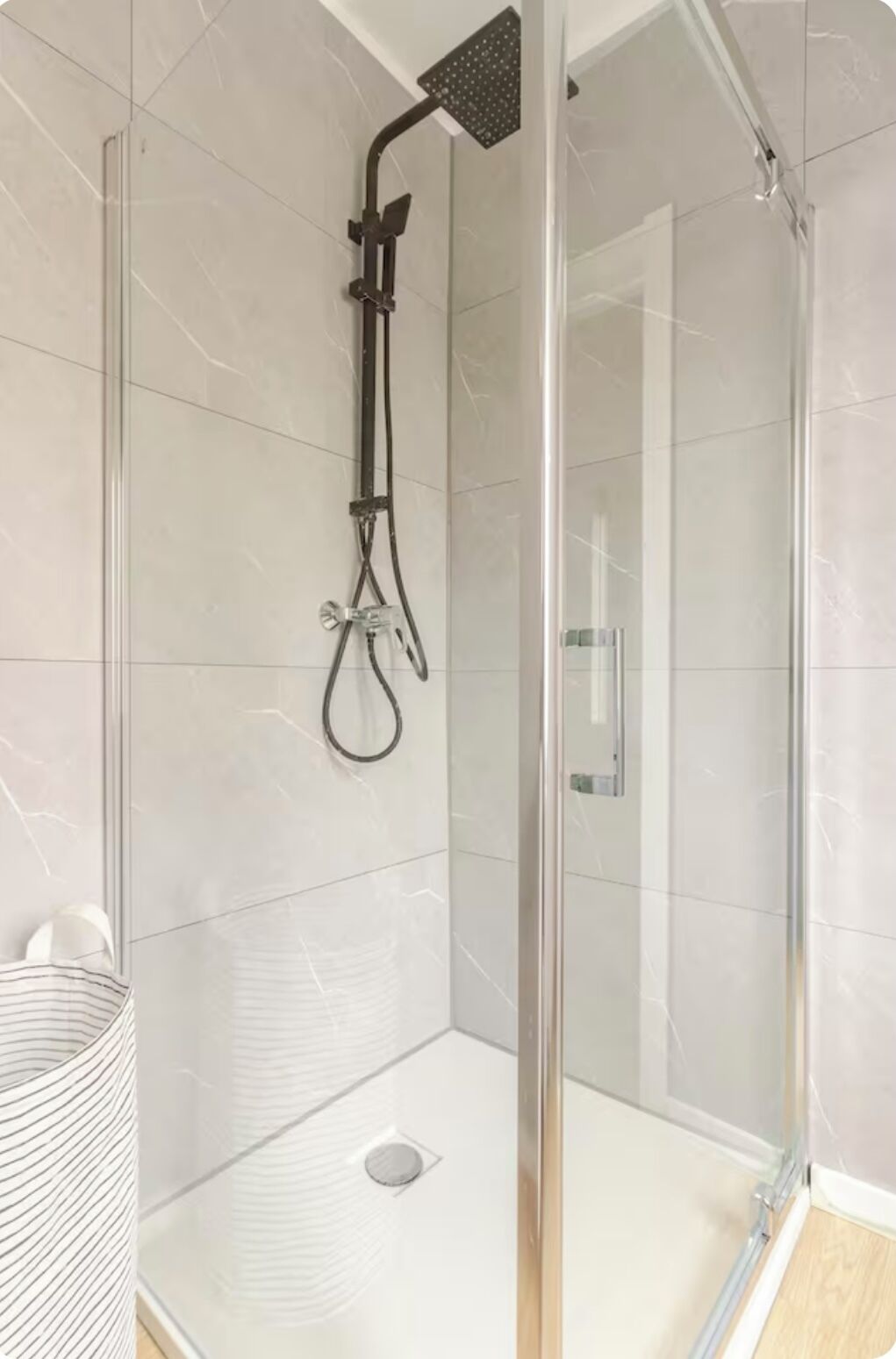 Een douche, een haardroger, handdoeken, zeep