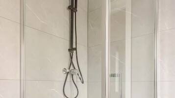 Een douche, een haardroger, handdoeken, zeep