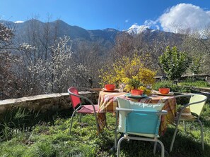 Outdoor dining - Le Soleil de Flaut Magnifique maison studio Nature (BELVÉDÈRE)