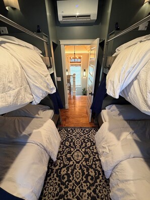 5 bedrooms, iron/ironing board, Internet, bed sheets