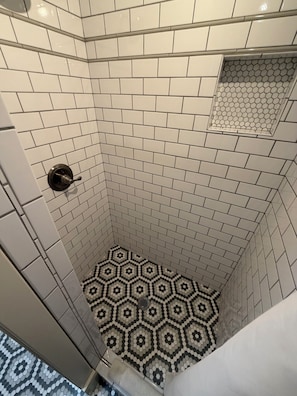 Secador de cabelo, toalhas de banho, sabonete, papel higiênico
