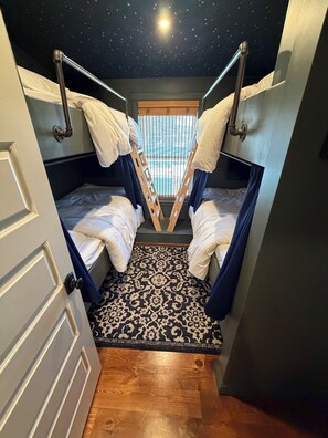 5 bedrooms, iron/ironing board, internet, bed sheets