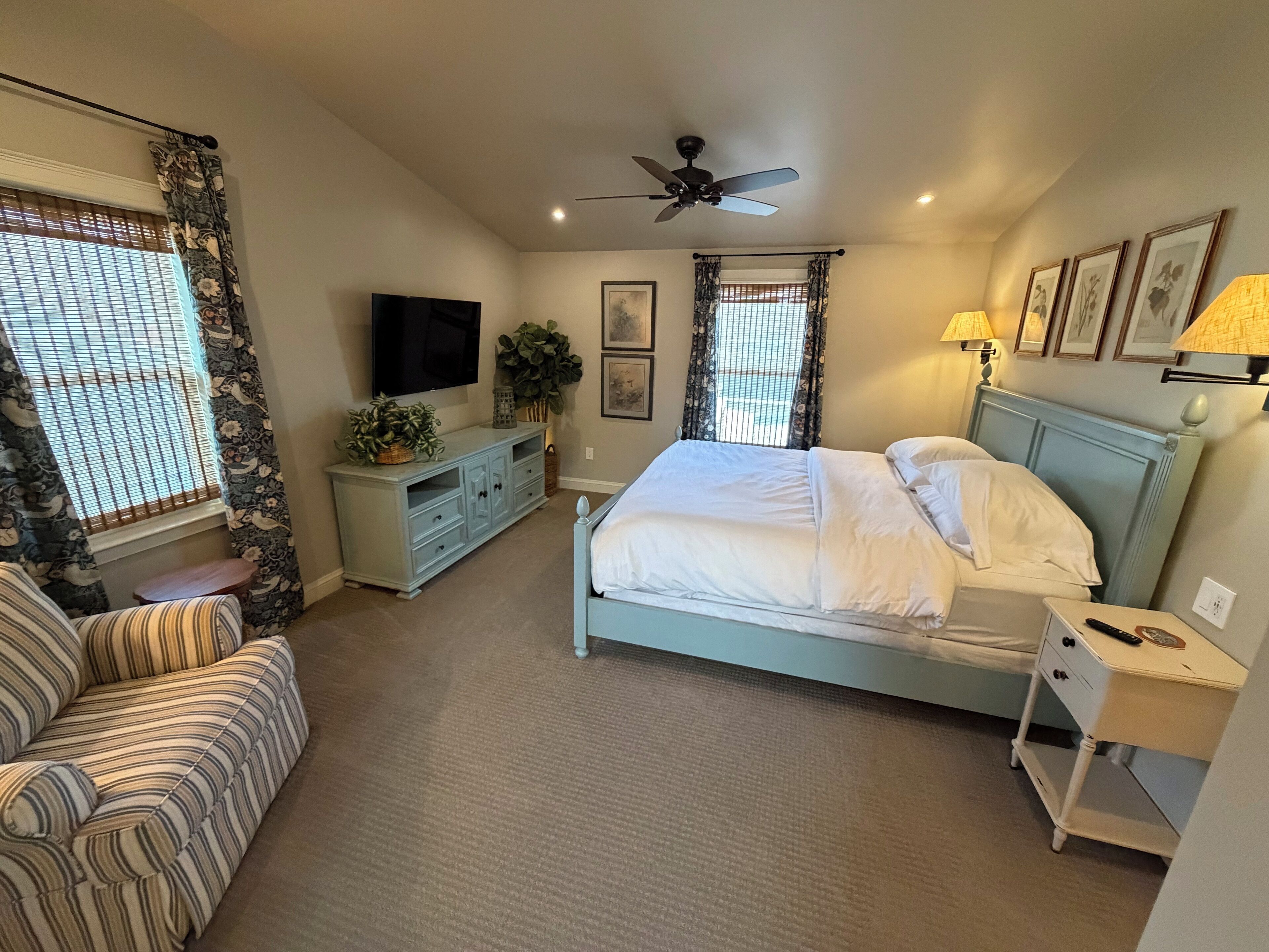 5 bedrooms, iron/ironing board, internet, bed sheets