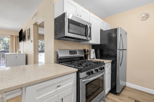 Stylish 1BR Getaway Near UF & Dining
