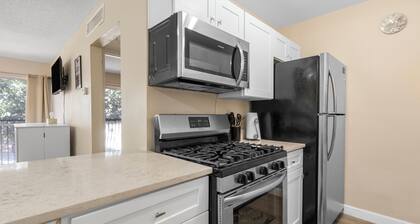 Stylish 1BR Getaway Near UF & Dining