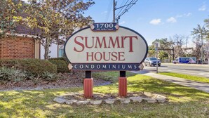 Letrero de Summit House Condominiums en 1700 SW 16th Court.
