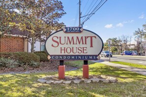 Property grounds - Stylish 1BR Getaway Near UF & Dining (Gainesville)