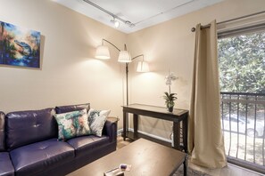 Smart TV - Stylish 1BR Getaway Near UF & Dining (Gainesville)