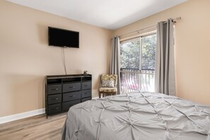 1 bedroom, in-room safe, free WiFi, bed sheets - Stylish 1BR Getaway Near UF & Dining (Gainesville)