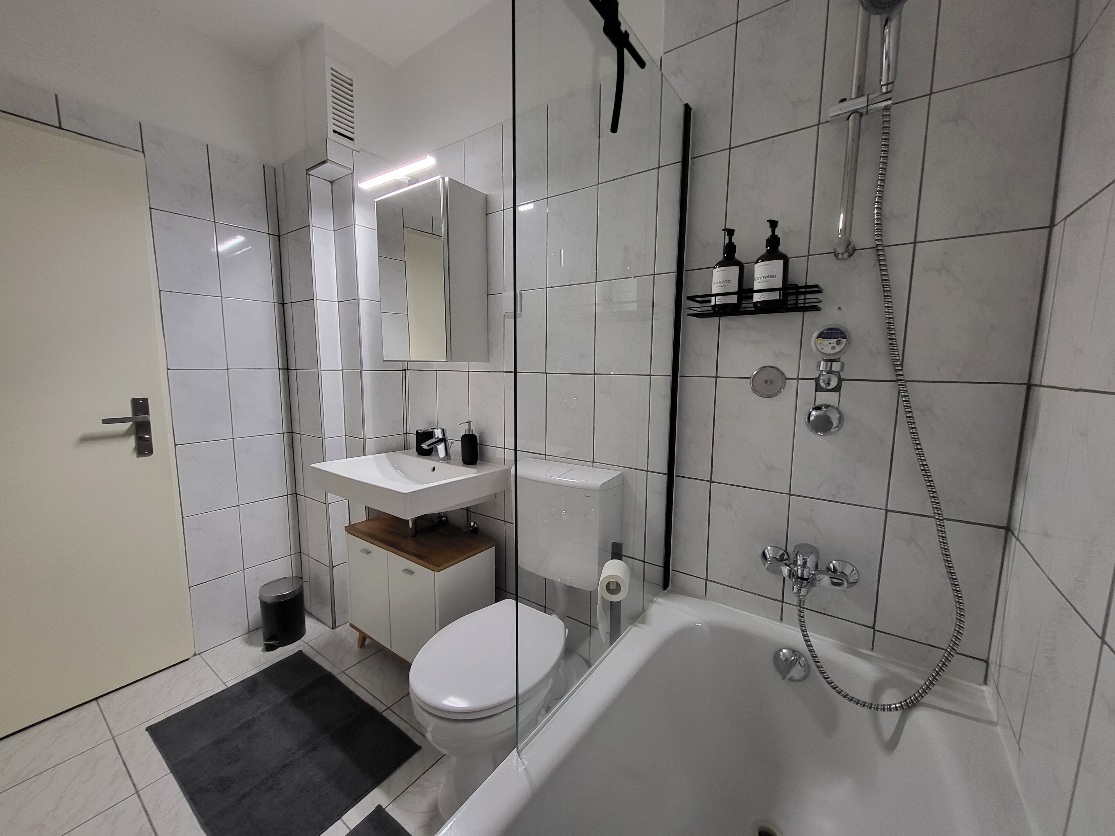 Haartrockner, Handtücher, Seife, Toilettenpapier