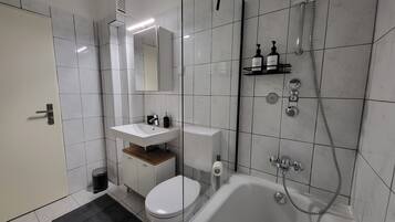 Haartrockner, Handtücher, Seife, Toilettenpapier