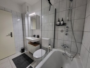 Secadora de cabello, toallas, jabón, papel de baño 