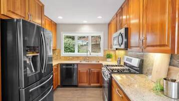 Mikrobølgeovn, ovn, kokeplater og oppvaskmaskin