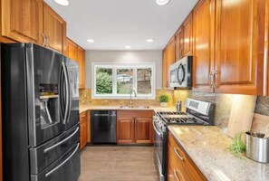 Een microgolfoven, een oven, een kookplaat, een vaatwasser