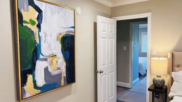 4 slaapkamers, een strijkplank/strijkijzer, internet, beddengoed