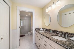 Doccia, asciugacapelli, asciugamani, sapone