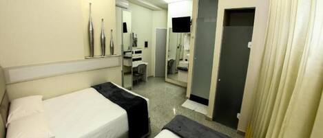 标准三人房 | 客房内保险箱、隔音、熨斗/熨衣板、免费 WiFi