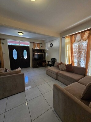 Smart TV - Adorable 3-bedroom apartment with AC in Elms Hall Roseau. (Elms Hall, Roseau)