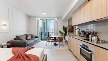 Studio – superior, balkong | Skrivebord, blendingsgardiner, strykejern/-brett og wi-fi (inkludert)