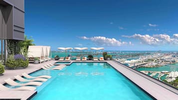 Utendørsbasseng og solsenger