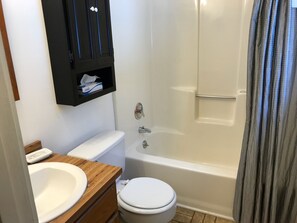 Sèche-cheveux, serviettes fournies, savon, papier toilette