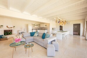 TV, fireplace - Villa Calanthia - Ostuni (Ostuni)