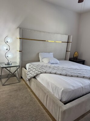 1 bedroom, iron/ironing board, WiFi - Modern Luxury Retreat In The Heights (Houston)