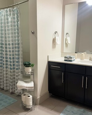 Shower, hair dryer, towels, toilet paper - Modern Luxury Retreat In The Heights (Houston)