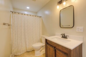 Shower - Northwest Lineman College Students Only, Quiet 2BR, All Inclusive (Oroville)