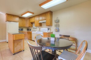 Microwave, oven, stovetop, dishwasher - Northwest Lineman College Students Only, Quiet 2BR, All Inclusive (Oroville)