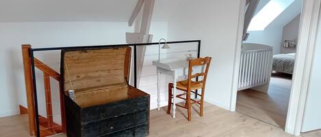 3 habitaciones, tabla de planchar con plancha y ropa de cama