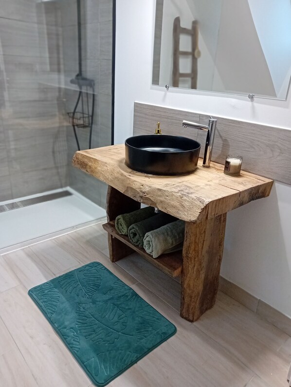 Een douche, handdoeken