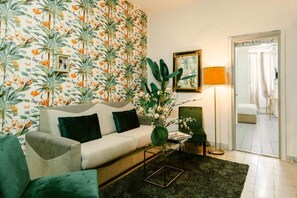 TV - Random Apartment Deluxe (Naples)