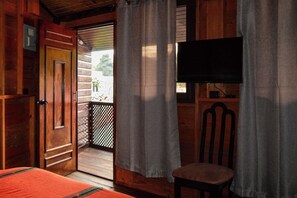 Habitación triple estándar, balcón, vista al jardín | Wifi gratis 