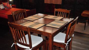 Chambre Quadruple Deluxe, balcon, vue jardin | Restauration