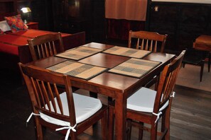 Habitación cuádruple Deluxe, balcón, vista al jardín | Restaurantes