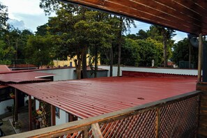 Habitación triple estándar, balcón, vista al jardín | Áreas de la propiedad