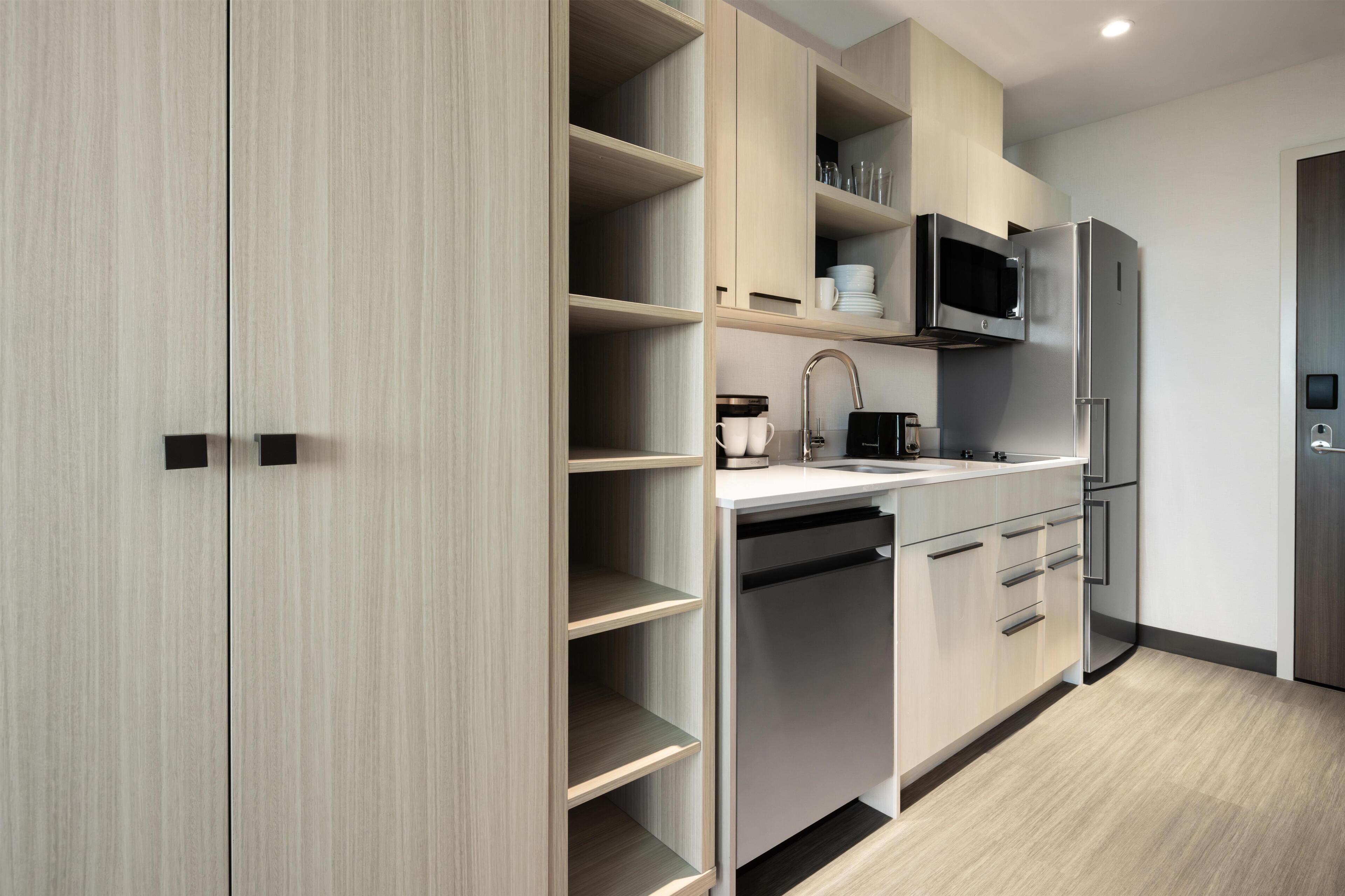 Una cocina moderna con electrodomésticos integrados, lavavajillas y microondas.