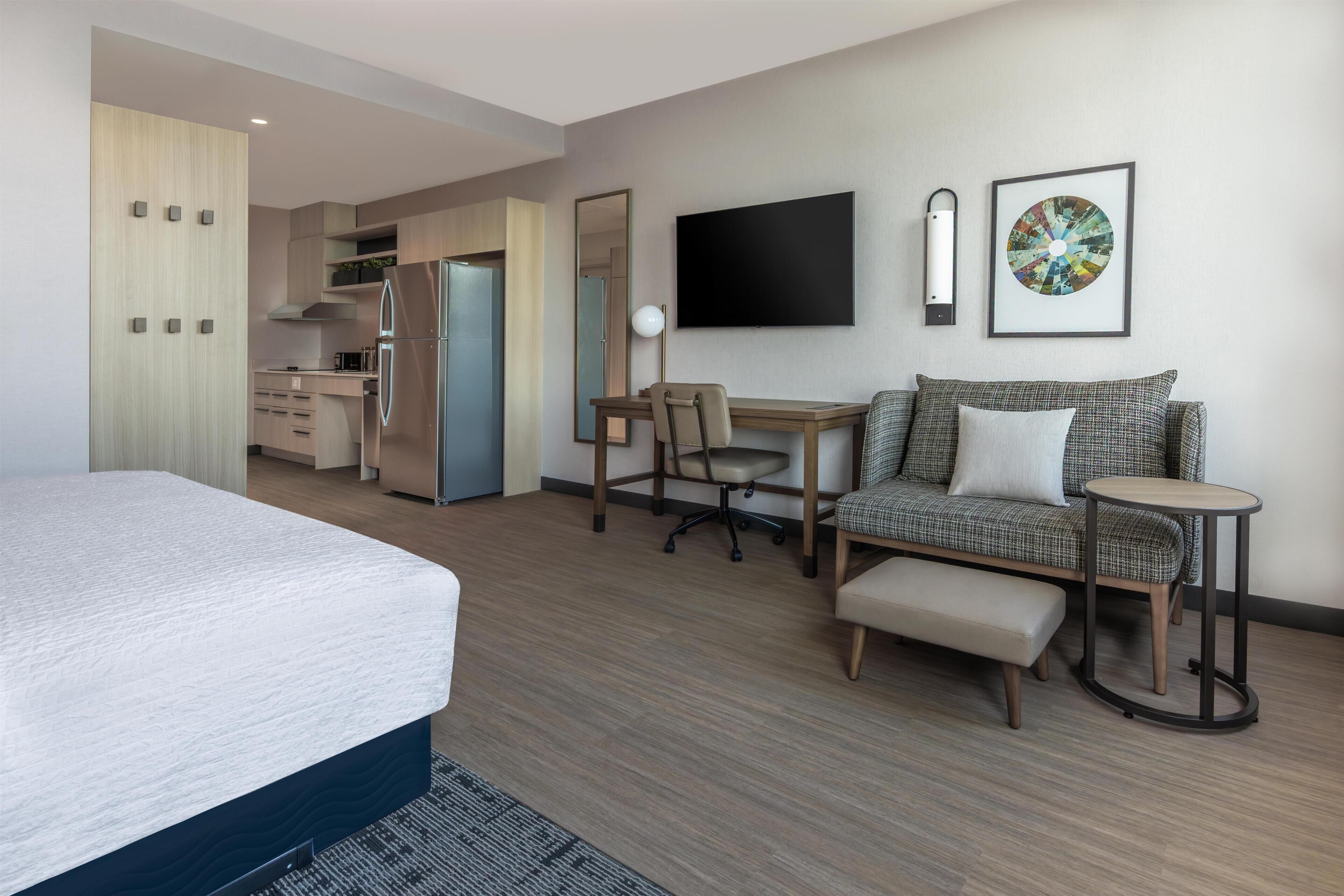 Habitación, 1 cama de matrimonio grande (Mobility & Hearing, Roll-In Shower) | Zona de estar | Smart TV de 55 pulgadas con canales por cable, Netflix