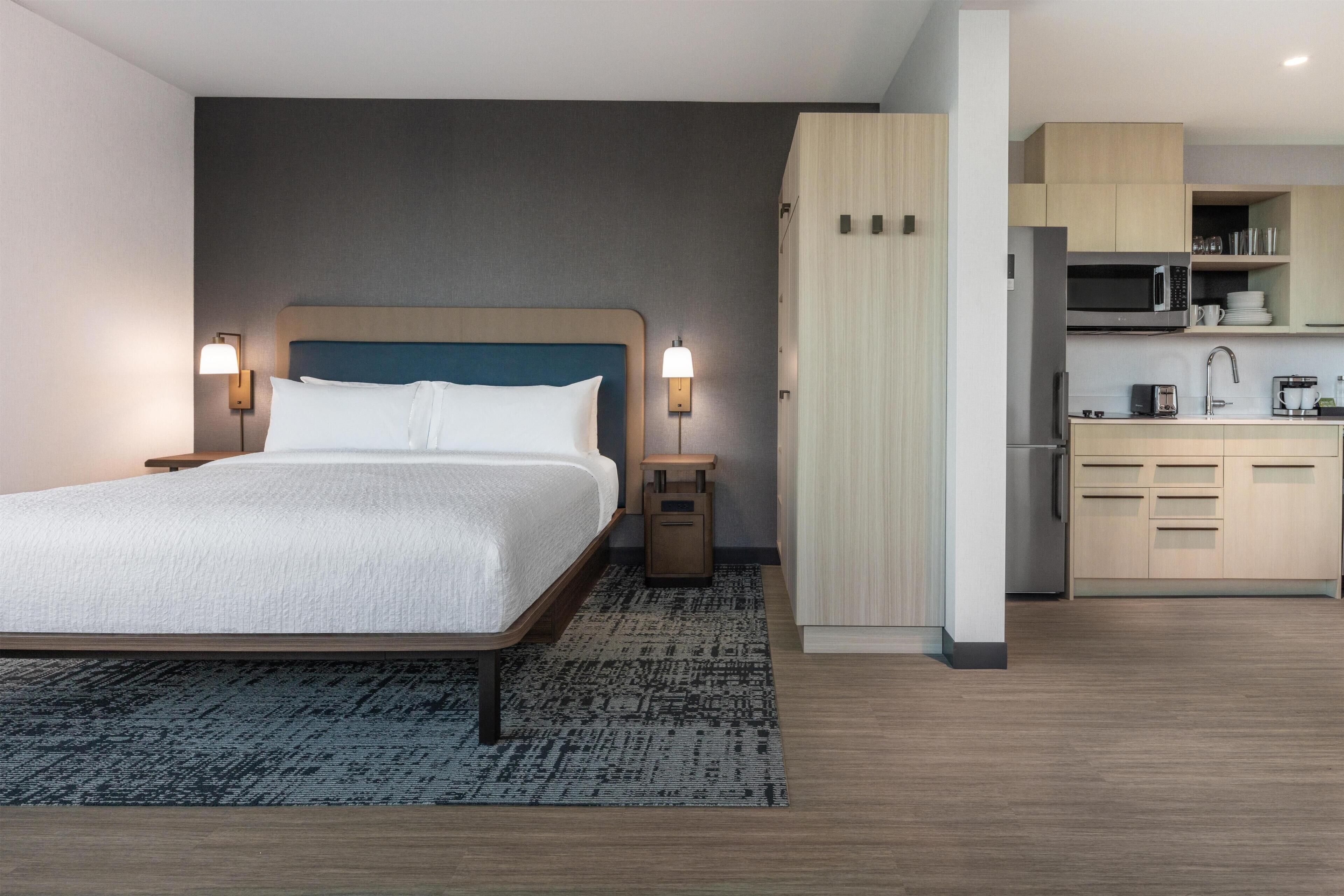 Habitación, 1 cama de matrimonio grande | Caja fuerte, cortinas opacas, tabla de planchar con plancha