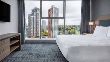 Suite, 1 queensize bed met slaapbank (Mobility&Hearing,Roll-In Shower,W/D) | Luxe beddengoed, pillowtop-bedden, een kluis op de kamer