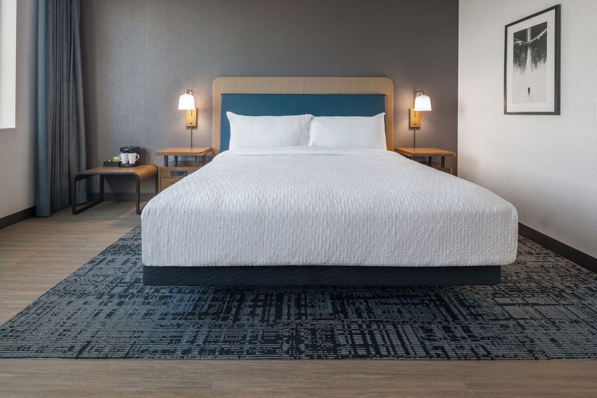 Premium bedding, pillow-top beds, in-room safe, laptop workspace