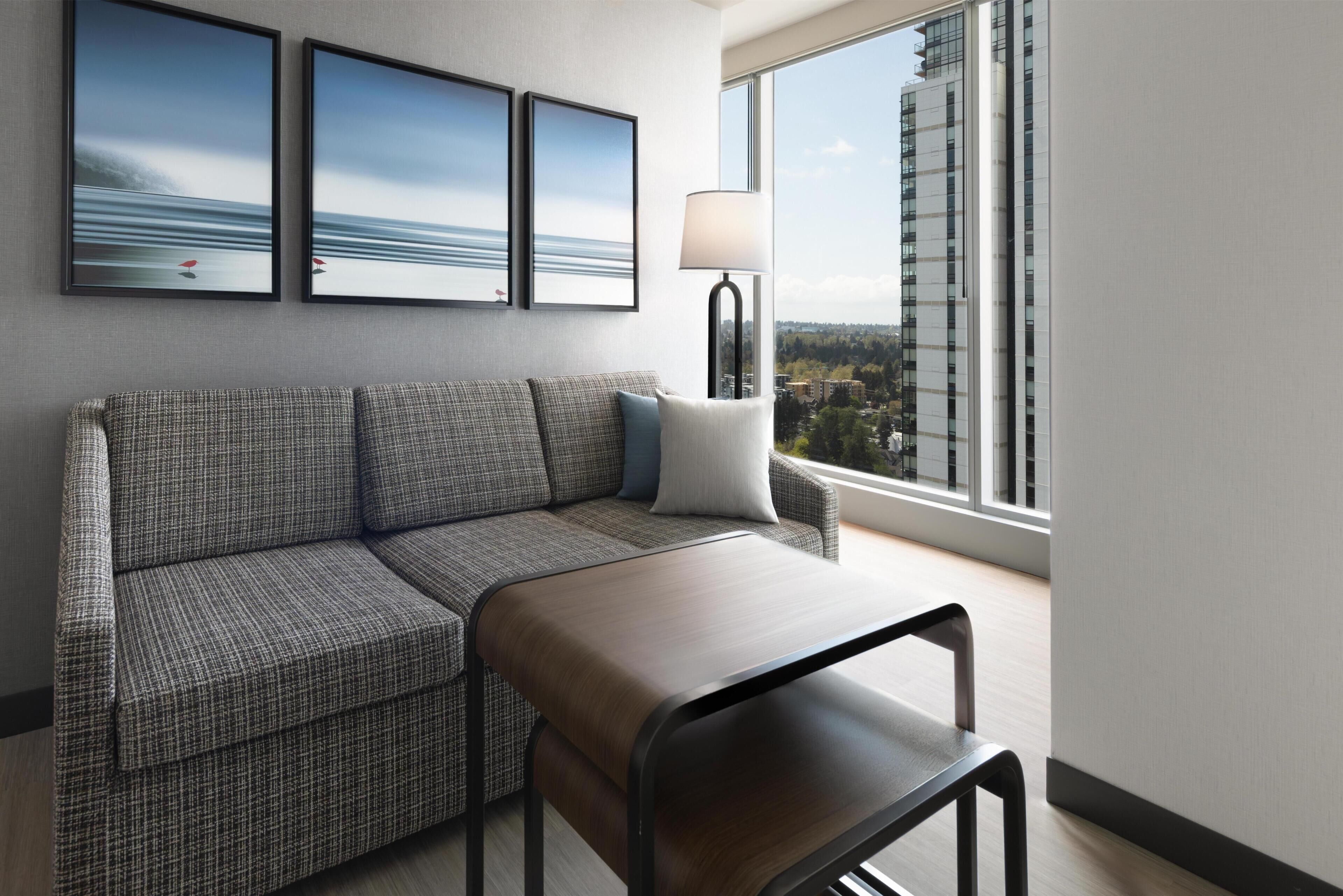 Estudio, 1 cama de matrimonio grande, en esquina | Zona de estar | Smart TV de 55 pulgadas con canales por cable, Netflix