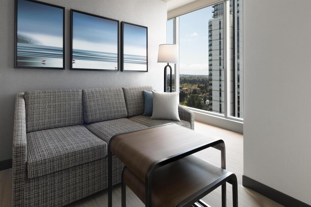 Studio, 1 King Bed, Corner | Living area