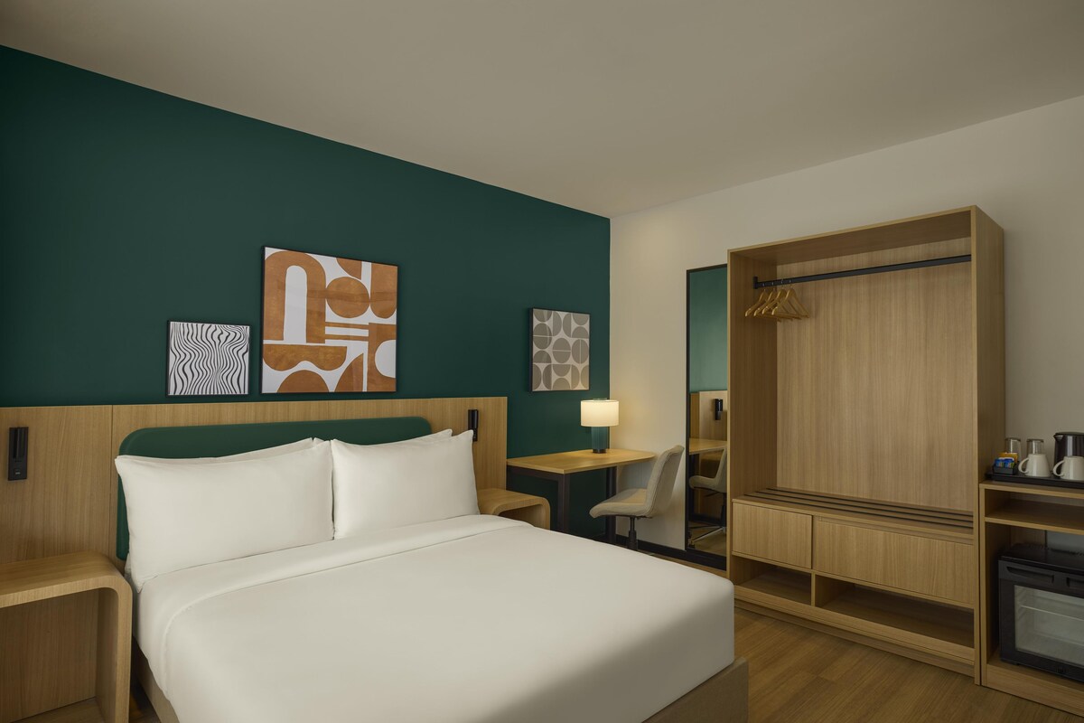 Queen Accessible Room