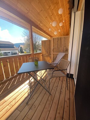 Outdoor dining - Welcome to the apartment "Löwenzahn" in the house "Sonnige Auszeit" in Roßhaupten (Roßhaupten)