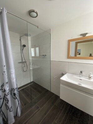 Shower, hair dryer, towels, soap - Welcome to the apartment "Löwenzahn" in the house "Sonnige Auszeit" in Roßhaupten (Roßhaupten)