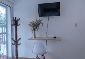 Habitación económica doble, balcón, vistas al jardín | Interior