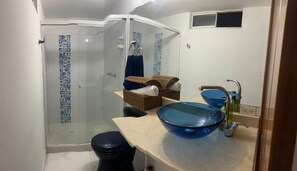Neljän hengen comfort-huone | Kylpyhuone